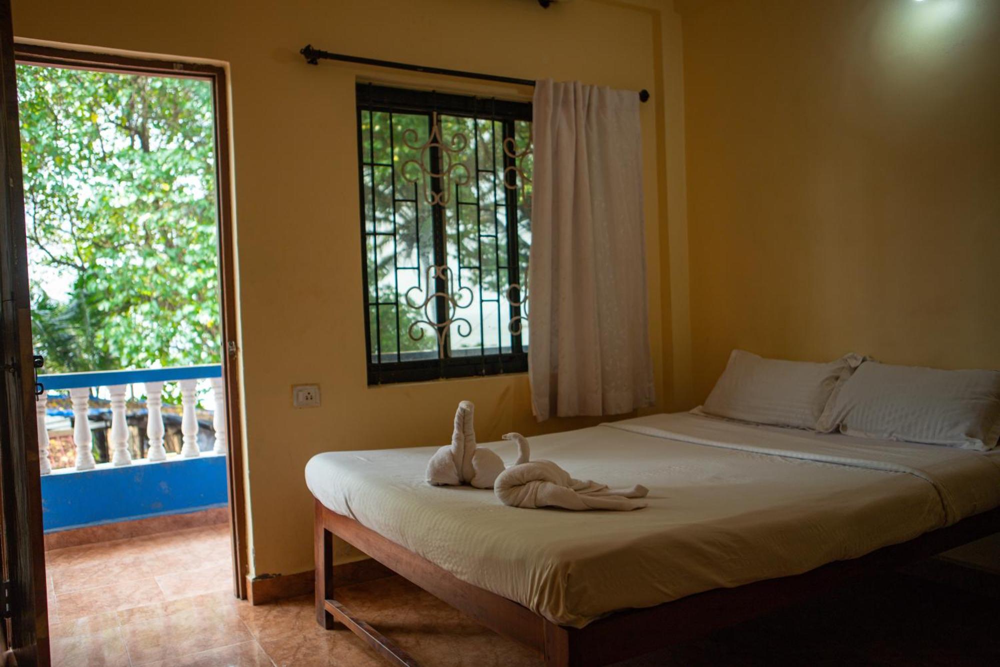 12 Monks - Beachside Hostel Arambol Exteriör bild