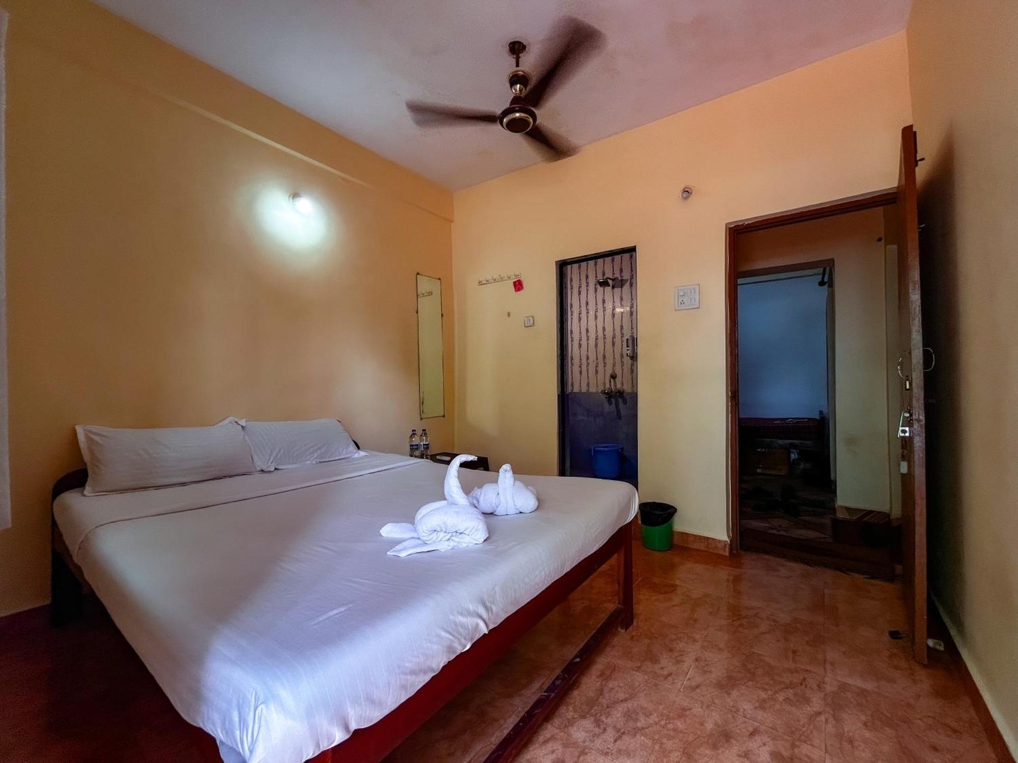 12 Monks - Beachside Hostel Arambol Exteriör bild